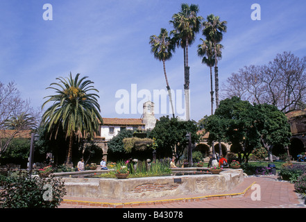 USA-Kalifornien A Blick auf den Garten der alten spanischen Mission San Juan Capistrano, wo die Schwalben wieder Stockfoto
