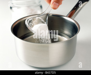 Suger im Wasser gießen Stockfoto