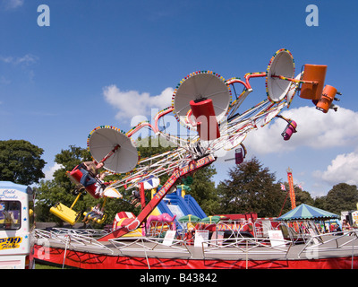 Leute, die auf einer Octopus-Fahrt auf der Findon Sheep Fair, Findon Village, West Sussex, England, Großbritannien Spaß haben Stockfoto