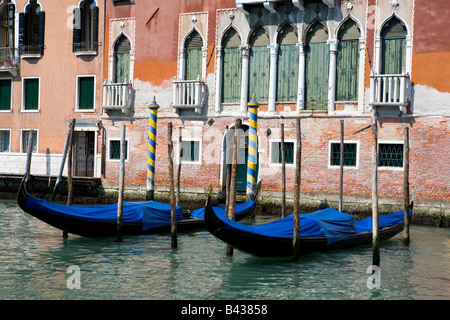 Gondalas vor Anker am Canal Grande-Venedig-Italien Stockfoto