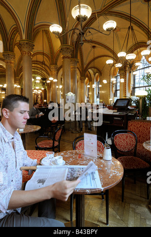 Porträt eines Mannes, seine Zeitung bei Kaffee im Cafe Central, einem Wahrzeichen Kaffeehaus in Wien, Österreich Stockfoto