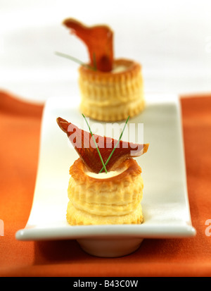 Lachs Blätterteigpastete und pürierte Mandeln Stockfoto