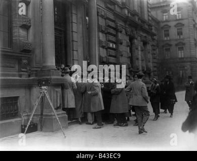 Veranstaltungen, Bierhall-Putsch 1923, Prozess in München, Urteilsspruch, 1.4.1924, Ansturm am Eingang des Justizpalastes, Deutschland, Weimar Republik, Bayern, Politik, Hitler-Ludendorff-Prozess, Adolf Hitler, Erich Ludendorff, Nazi, 20. Jahrhundert, historisch, historisch, Menschen, 1920er Jahre, Stockfoto