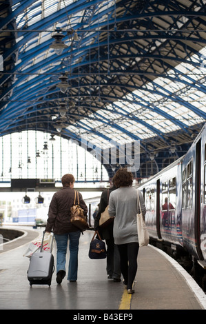 Passagiere, die zu Fuß entlang einer Bahn-Bahnsteig in Brighton East Sussex uk Stockfoto