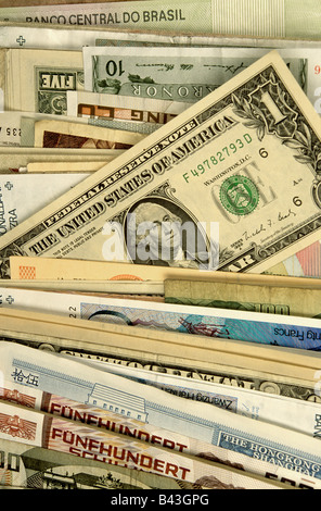 Verschiedene Banknoten aus verschiedenen Ländern, die auf einer flachen Oberfläche eng zusammengestellt sind, zeigen die globale Währungsvielfalt Stockfoto