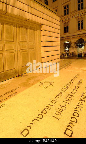 Das Holocaust-Mahnmal in der Nacht in dem Judenplatz in Wien, Österreich Stockfoto