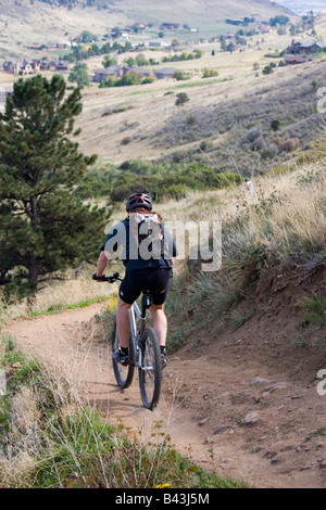 Mountainbiker fahren die robuste Spuren des weißen Ranch Park in der Nähe von Golden Colorado an einem warmen Herbst am frühen Nachmittag Stockfoto