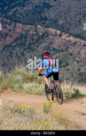 Mountainbiker fahren die robuste Spuren des weißen Ranch Park in der Nähe von Golden Colorado an einem warmen Herbst am frühen Nachmittag Stockfoto
