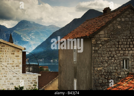 Ein Blick auf die Bucht von Kotor aus dem kleinen Dorf von Perast, Montenegro Stockfoto