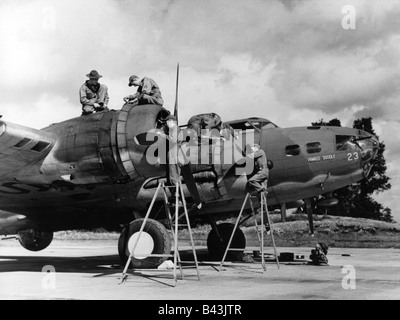 Ereignisse, Zweiter Weltkrieg/zweiter Weltkrieg, Luftkrieg, Flugzeuge, US-Bomber Boeing B-17 Flying Fortress 'Yankee Doodle', 414th Squadron/97th Bomber Group, 8th USAAF, Wartung auf einem Flugplatz in England, ca. 1943, Stockfoto