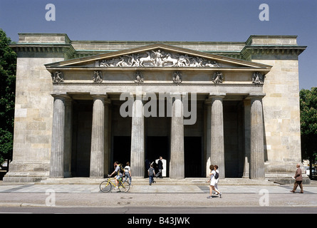 Geographie/Reisen, Deutschland, Berlin, Gebäude, Architektur, Neue Wache, Außenansicht, Frontale 1816 - 1818 errichtet von Karl Friedrich Schinkel, als Denkmal für die Toten Soldaten in den Napoleonischen Kriegen, 1931 Mahnmal für die toten Soldaten des ersten Weltkrieges, Erster Weltkrieg, 1945 zerstört, Wiederaufbau 1960, während der Deutschen Demokratischen Republik Mahnmal für die Opfer des fashism und Militarismus, seit 1990 zentrale Gedenkstätte in Deutschland für die Opfer von Krieg und Gewaltherrschaft, Denkmal, Additional-Rights - Clearance-Info - Not-Available Stockfoto