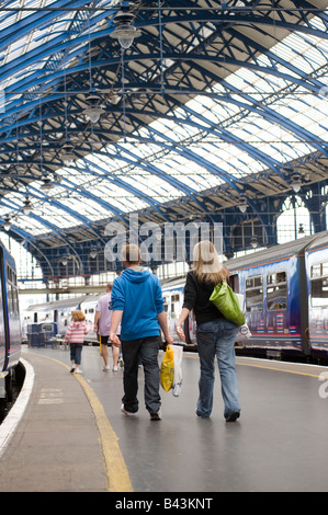 Passagiere, die zu Fuß entlang einer Bahn-Bahnsteig in Brighton East Sussex uk Stockfoto