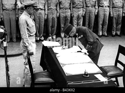 Ereignisse, Zweiter Weltkrieg/zweiter Weltkrieg, Japan, Kapitulation, japanischer General Umezo Yoshijiro unterzeichnet japanisches Kapitulationsinstrument an Bord der "USS Missouri", Tokyo Bay, 2.9.1945, Stockfoto