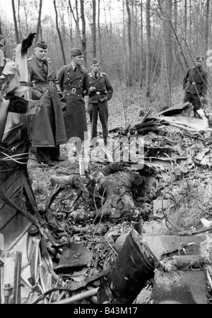 Ereignisse, Zweiter Weltkrieg/zweiter Weltkrieg, Luftkrieg, Flugzeug, abgestürzt/beschädigt, deutsche Offiziere, die das Wrack eines britischen Bombers untersuchen, von einem deutschen Nachtjäger in der Nähe von Compiegne, Frankreich, am 9.4.1943 abgeschossen, Stockfoto