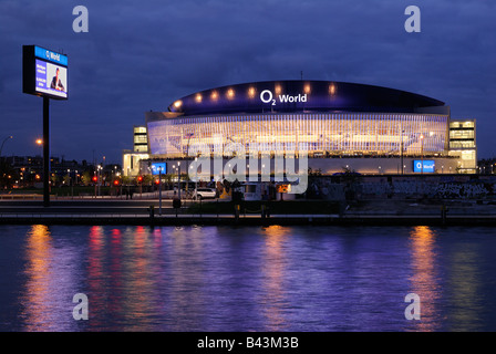 O2 World, mit Fluss Spree und East Side Gallery, O2-Arena der Anschutz Entertainment Group, Berlin Friedrichshain, Deutschland, Stockfoto