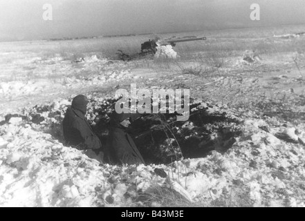 Ereignisse, Zweiter Weltkrieg / 2. Weltkrieg, Russland 1942 / 1943, deutsche Verteidigungsstellung bei Novochrekassk, 11.2.1943, Maschinenpistole im Schnee, im Hintergrund Panzerabwehrpistole, UdSSR, Soldaten, Winter, 75 mm BEI Pistole Pak 40, Steppe, Drittes Reich, Wehrmacht, Maschinenpistolen, Maschinenkanonen, MG 34, 42, Karabiner 98k, Karabiner 98k, Carbiner, Carbine, Carbiner, Carbine, Carbine, 98k, 9 Gewehr, 20. Jahrhundert, historisch, historisch, Tarnung, Novocerkassk, Menschen, vierziger Jahre, Stockfoto