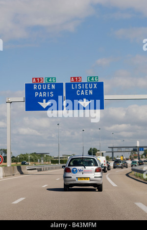 Verkehr fahren auf der Autobahn A13 in Normandie Frankreich Stockfoto