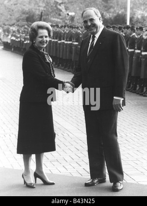 Kohl, Helmut, * 3.4.1930, deutscher Politiker (CDU), Kanzler von Deutschland 1982 - 1998, volle Länge, mit der britischen Premierministerin Margret Thatcher, Bonn, 28.10.1982, Stockfoto