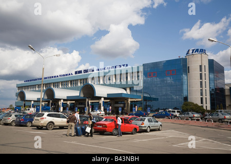 Otopeni Flughafen Bukarest Rumänien internationale Abflüge Gebäude außen und Personen mit Gepäck im Parkhaus Stockfoto