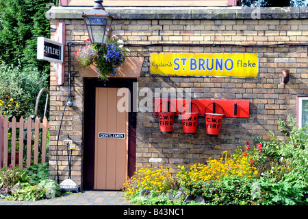 Rotes Feuer Eimer und Herren Toiletten auf Plattform Hampton Loade Bahnhof Severn Valley Railway, Shropshire, England Stockfoto