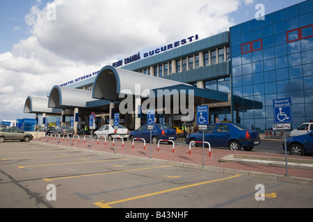 Otopeni Flughafen Bukarest Rumänien internationale Abflüge Gebäude außen mit leeren Behinderten Parkplätze im Parkhaus Stockfoto