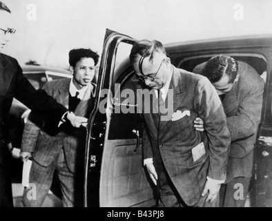 Shigetsu, Mamoru, 29.7.37 - 26.1.1957, japanischer Politiker, Gefängnisentlassung, Bogen in Richtung Kaiserpalast, halbe Länge, Tokio, 29.11.1950, Stockfoto