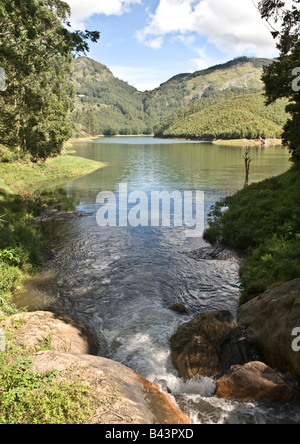 Eine schöne malerische Hochformat der Bach fließt in den See, umgeben von üppigen Bergen in der National Forest Reserve. Stockfoto