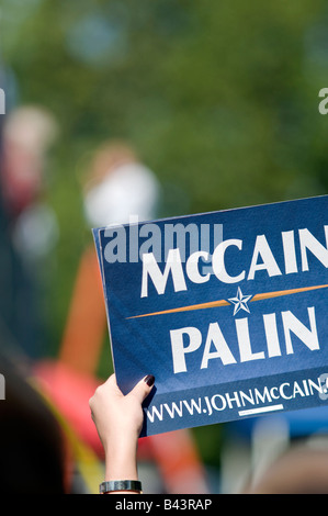John McCain Anhänger hält ein Schild hoch bei der McCain-Palin Rallye in Fairfax, Virginia. Stockfoto