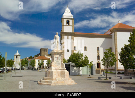 Portugal, Alentejo Bezirk, Castelo de Vide Hauptplatz, der Praça Dom Pedro V mit der Kirche von Santa Maria da Devesa Stockfoto