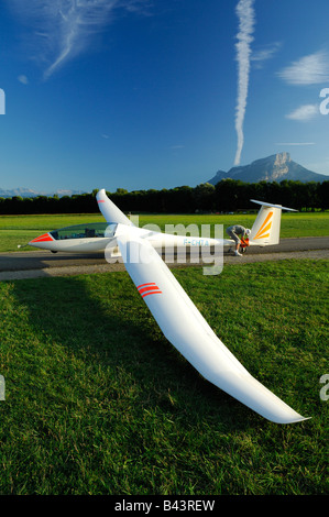 Ein Segelflugzeug Duo-Discus auf einem französischen Flugplatz in französische Savoyer Alpen - Frankreich Stockfoto