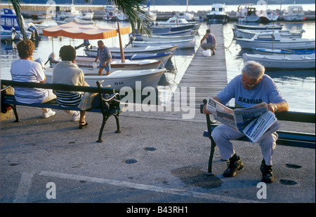 Zeitunglesen im Hafen von Orebic, Halbinsel Peljesac, Kroatien Tourist. Stockfoto