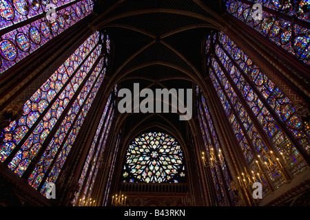 Innenraum der Sainte-Chapelle zeigt mittelalterliche Glasfenster Platten Paris Frankreich Europa Stockfoto