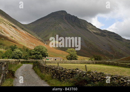 Stein zu verfolgen auf Burnthwaite Farm bei Wasdale Head mit großen Giebel im Hintergrund, Nationalpark Lake District, Cumbria Stockfoto