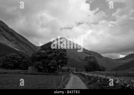 Stein zu verfolgen auf Burnthwaite Farm bei Wasdale Head mit großen Giebel im Hintergrund, Nationalpark Lake District, Cumbria Stockfoto