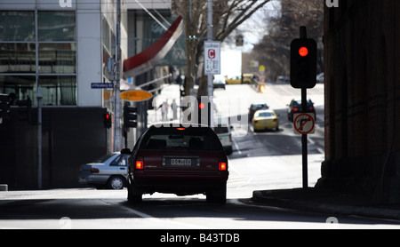 Auto an einer roten Ampel angehalten. Stockfoto