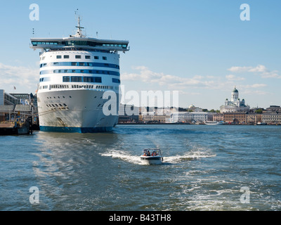 Silja Seranade cruise Ferry und Schnellboot im Hafen von Helsinki, Finnland Stockfoto