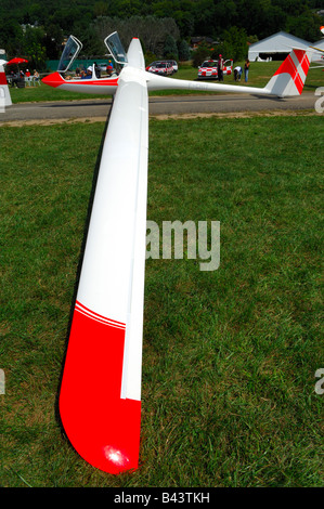 Ein Segelflugzeug ASH-25 bereit zum ausziehen auf einem französischen Flugplatz in französische Savoyer Alpen - Frankreich Stockfoto