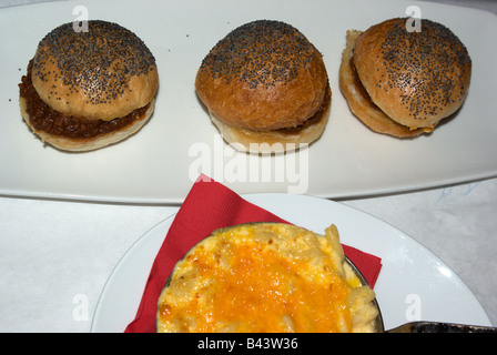 Ein Trio von Mini-Hamburger Schieberegler in Mohn-Brötchen mit einer Beilage gebackene Makkaroni und Käse Stockfoto