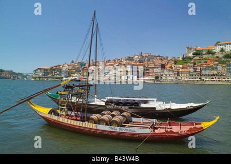 Portugal der Costa Verde Oporto Portwein Lastkähne auf dem Fluss Douro Stadtteil Ribeira im Hintergrund Stockfoto