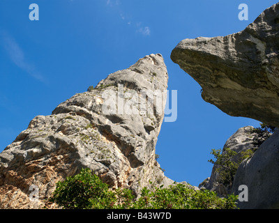 Einem mächtigen Kalkfelsen an der Ostküste Sardiniens am Golfo di Orosei Stockfoto