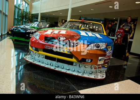 Kyle Busch m & m Toyota Camry NASCAR Rennwagen mit Sponsor-Aufkleber auf dem Display an Joe Gibbs Racing showroom Stockfoto