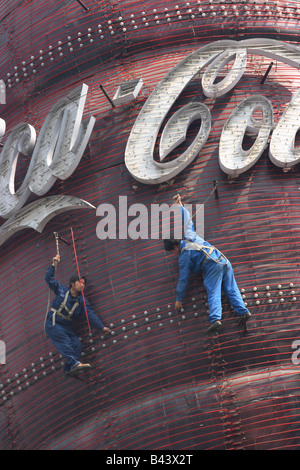 Monteure auf eine Coca-Cola-Werbung in Shanghai, China Stockfoto