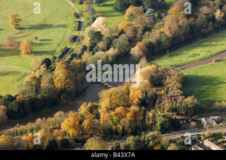 Eine Luftaufnahme der Essex-Brücke auf der Shugborough Estate in Staffordshire im Herbst Stockfoto