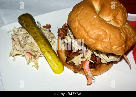 Gezogen Schweinefleisch Sandwich mit Krautsalat und Dill Pickles Stockfoto