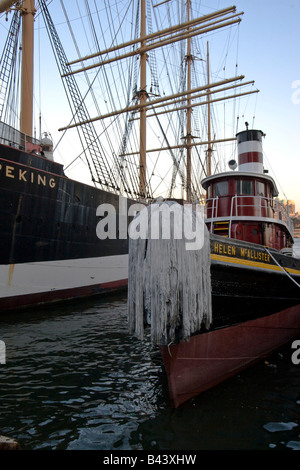 Historischer Großsegler der Peking und Schlepper Helen McAllister sind am South Street Seaport in New York gesehen. Stockfoto