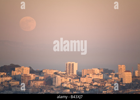 Aufgehenden Vollmond über San Francisco Stockfoto