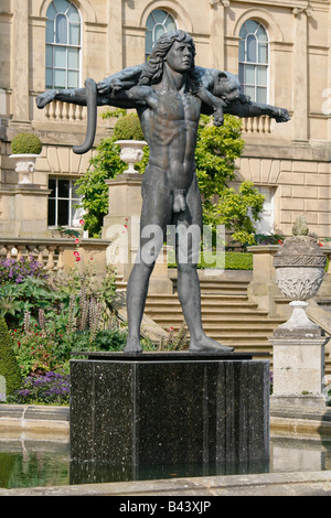 Harewood House Gartenterrasse mit herrliche Statue "Orpheus mit einem Leopard" von Astrid Zydower. Stockfoto