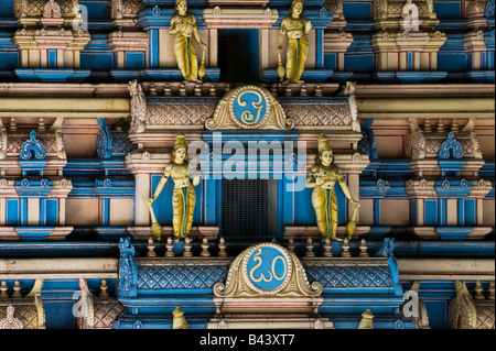 Indische Gopuram Ashram Tempelarchitektur nachts im Süden indischen Stadt von Puttaparthi. Andhra Pradesh, Indien Stockfoto