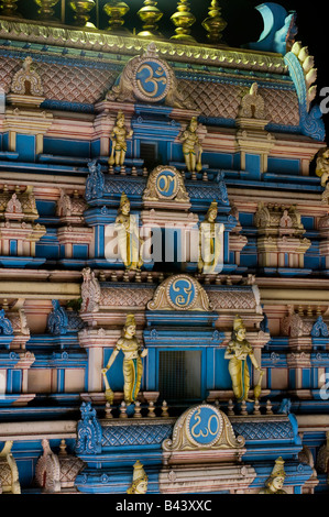 Indische Gopuram Ashram Tempelarchitektur nachts im Süden indischen Stadt von Puttaparthi. Andhra Pradesh, Indien Stockfoto