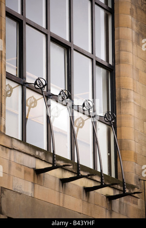 UK Schottland Glasgow School of Art Charles Rennie Mackintosh Außenfenster bar Design-detail Stockfoto